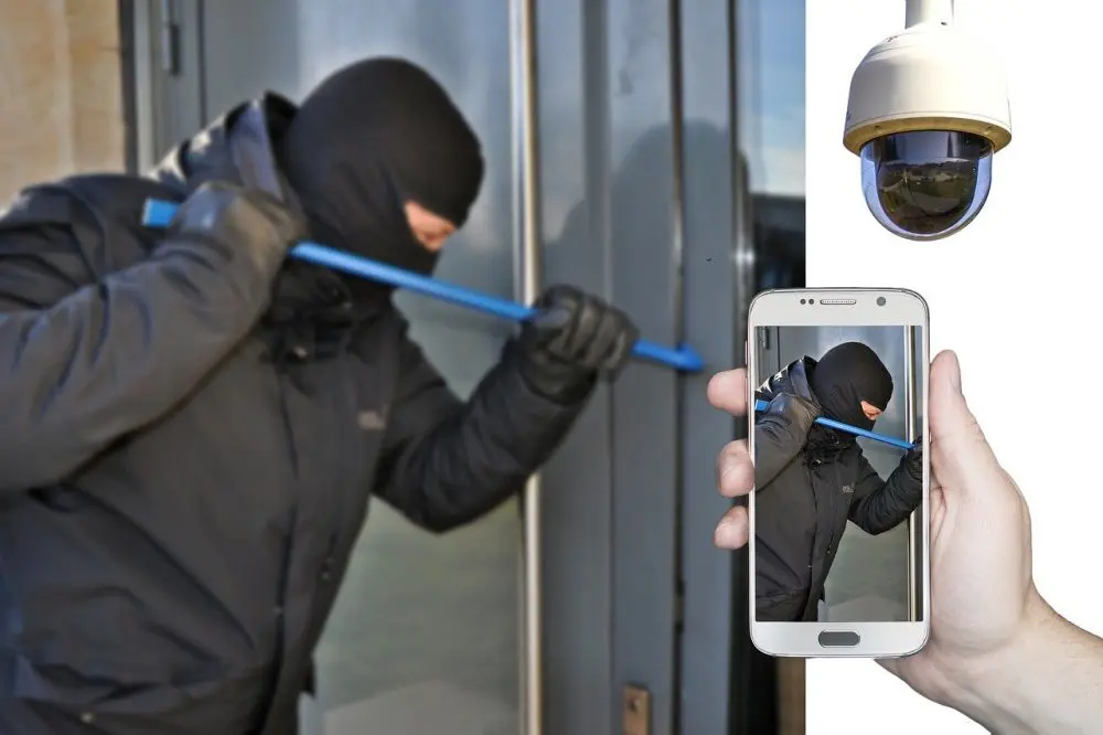 Commercial burglary spotted by CCTV